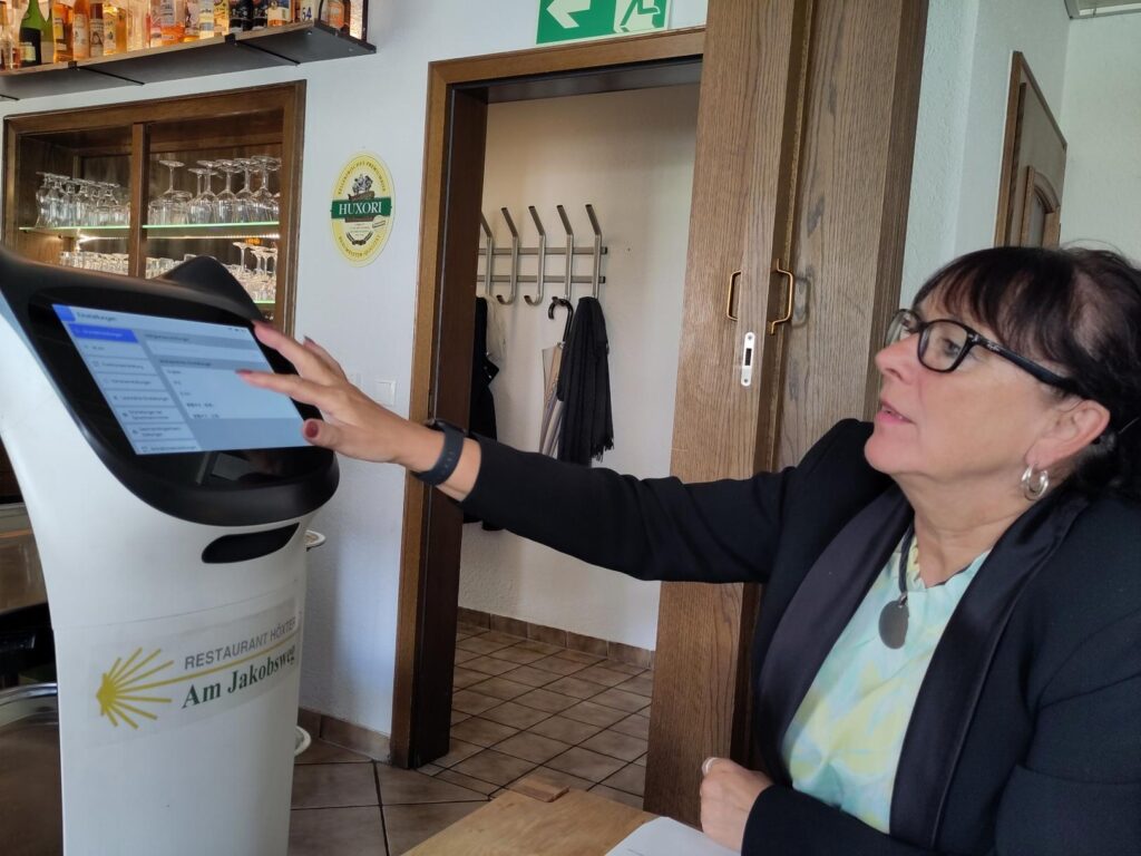 Manuela Bruns mit Service-Roboter Bella